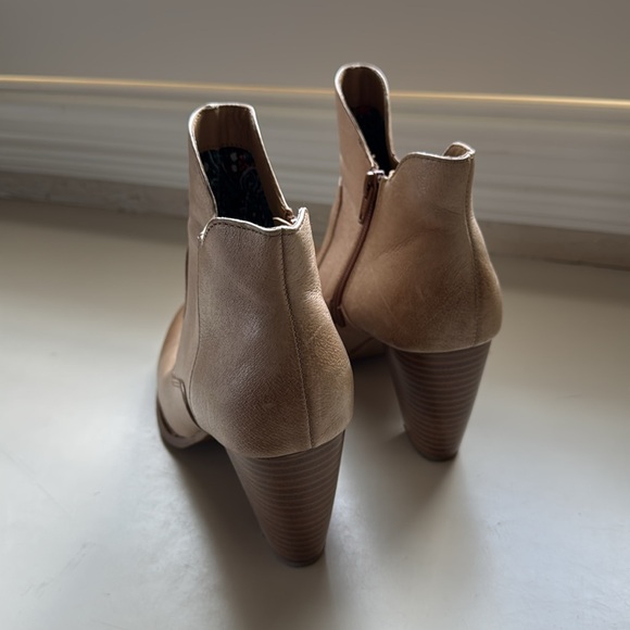Chic Tan Leather Ankle Booties - Picture 3 of 11